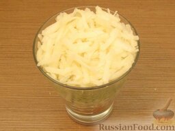Нежный салат-коктейль с семгой: 4-й слой - картофель.