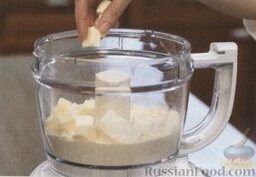 Сырный киш с луком: Как приготовить сырный киш с луком:    1. В чашу кухонного процессора насыпать муку, сахар и соль, пульсировать пару раз, лишь для того, чтобы все перемешать. Выложить сверху маргарин и пульсировать в течение примерно 10 секунд...