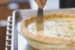 Сырный киш с луком: 10. Затем порезать сырный киш с луком на порционные кусочки и подавать сразу же.