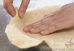 Сырный киш с луком: Края оборвать и сделать фигурную кромку (по желанию). Накрыть тесто в форме пищевой пленкой и поставить в морозильную камеру на 30 минут.