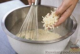 Сырный киш с луком: 7. Быстро приготовить начинку. В большой миске смешать яйца, сливки, лук, соль и черный молотый перец. Ввести измельченный сыр, перемешать.