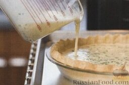 Сырный киш с луком: 8. Перелить яичную смесь в горячий корж и поставить в духовку, запекать сырный киш с луком 40-50 минут, до чистой деревянной палочки при проколе.