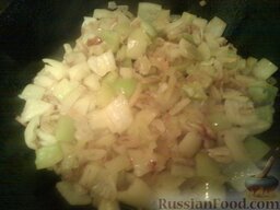 Цветная капуста, тушенная с помидорами и болгарским перцем: Добавить перец, обжарить 5 минут.