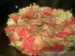 Цветная капуста, тушенная с помидорами и болгарским перцем: Добавить помидоры, специи, посолить. Тушить 5 минут