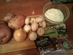 Картофель, тушенный с грибами (в мультиварке): Подготовьте продукты для приготовления картофеля, тушенного с грибами.