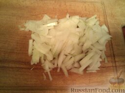Картофель, тушенный с грибами (в мультиварке): Как приготовить картофель с грибами в мультиварке:    Лук очистить и нарезать полукольцами.