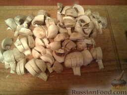 Картофель, тушенный с грибами (в мультиварке): Грибы помыть, нарезать пластинками.