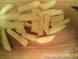 Картофель, тушенный с грибами (в мультиварке): Картофель нарезать соломкой примерно по 1,5 см.