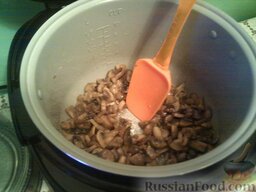 Картофель, тушенный с грибами (в мультиварке): Грибы обжарить до испарения жидкости.