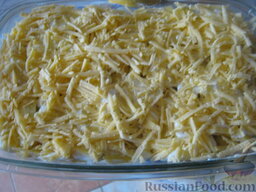 Запеканка картофельная с мясом: Посыпать картофель сыром, чтобы он полностью закрывал слой майонеза.