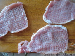Запеканка картофельная с мясом: Мясо отбить помыть, осушить, нарезать на кусочки. Отбить кухонным молотком.
