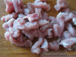 Запеканка картофельная с мясом: Нарезать мясо соломкой.