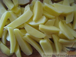 Запеканка картофельная с мясом: Очистить, помыть и нарезать брусочками картофель.
