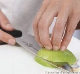 Свиные отбивные с капустным салатом: Вот таким образом нужно нарезать яблоко для этого салата.