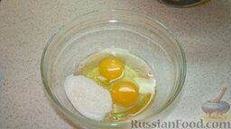 Блины на дрожжах: Взбить миксером яйца с оставшимся сахаром и солью.