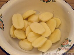 Индюшиная голень в горчичном маринаде: Почистить, вымыть и нарезать  картофель.  Включить духовку.