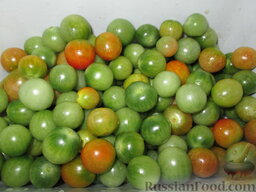 Маринованные зеленые помидоры: Как приготовить маринованные зеленые помидоры на зиму:    Помидоры тщательно моем и удаляем плодоножки. Можно использовать любые сорта помидоров, не обязательно черри.