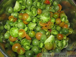 Маринованные зеленые помидоры: Разрезаем помидорки пополам.