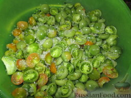 Маринованные зеленые помидоры: Опрокидываем помидоры в дуршлаг, чтобы стекла выделившаяся жидкость. Оставляем на пару часиков. Ни в коем случае не промывать водой!