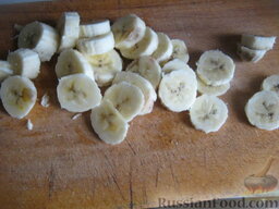 Пирог с бананом и грецкими орехами: Банан очистить и нарезать на кусочки.