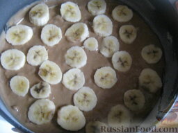 Пирог с бананом и грецкими орехами: Выложить слой бананов.