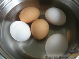 Салат из свеклы "Аппетитный": Как приготовить салат из свеклы слоеный: Яйца отварить вкрутую (около 10 минут).