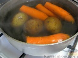 Салат из свеклы "Аппетитный": Картофель и морковь помыть, залить холодной водой. Отварить до готовности в мундире (около 25-30 минут). Охладить.