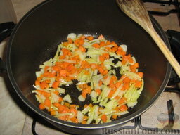 Суп с пастой и чечевицей: Как приготовить суп из чечевицы с пастой:    Лук и морковь порезать и обжарить на оливковом масле. По желанию можно добавить и обжарить и бекон, порезанный кубиками.