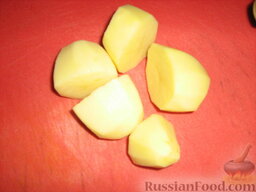 Суп с пастой и чечевицей: Картофель очистить и нарезать крупными кусками.
