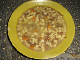 Суп с пастой и чечевицей: В каждую тарелку помещаем небольшое количество картофеля. Наливаем суп из чечевицы.