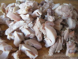 Лаваш с курицей и овощами: Как приготовить рулет из лаваша с курицей и овощами:    Куриное бедрышко или филе отварить заранее до готовности (около 20 минут после закипания). Охладить. Мясо очистить от косточек, нарезать кусочками.