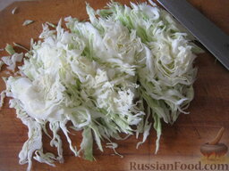 Лаваш с курицей и овощами: Нашинковать тонкой соломкой капусту.