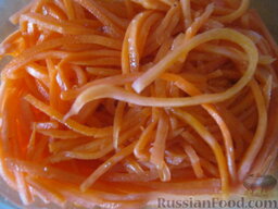 Лаваш с курицей и овощами: Очистить, помыть и натереть на терке морковь. Можно использовать готовую корейскую морковь.