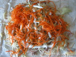 Лаваш с курицей и овощами: Затем слой корейской моркови.