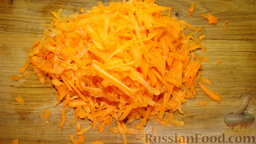 Маринованная капуста: Морковь натереть на крупной терке.
