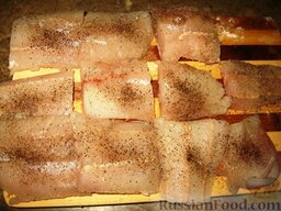 Судак в остром соусе-маринаде: Как приготовить судака под соусом-маринадом:    Филе крупно нарезать. Посолить и поперчить.