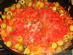 Судак в остром соусе-маринаде: В глубокой сковороде разогреть масло и обжарить на нем лук до прозрачности. Добавить сладкий и острый перцы и потушить 5 минут под крышкой на небольшом огне. Положить в соус томаты, маслины и каперсы, посолить и поперчить по вкусу и  готовить 5-7 минут.