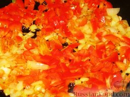 Суп с зелеными помидорами: В сковороде разогреть масло и пассировать на нем лук и морковь. Добавить перец.