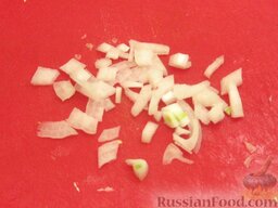 Бургер с фрикадельками и помидором: Салатный лук очистить и мелко нарезать.
