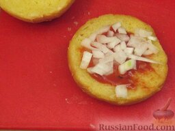 Бургер с фрикадельками и помидором: На нижнюю половинку булочки выложить чайную ложку кетчупа и 0,5 ст. ложки рубленого лука.