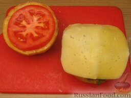 Бургер с фрикадельками и помидором: Накрыть фрикадельки ломтиком сыра.  На верхнюю половинку булочки выложить ломтик помидора.
