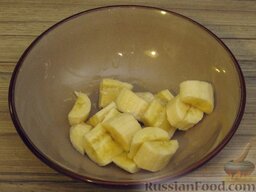 Блины с банановой начинкой: Приготовить начинку.    Бананы очистить. Разрезать каждый банан сначала вдоль на две половинки, а затем поперек на кусочки, размером 2 см. Выдавить сок лимона. Перемешать.