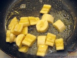Блины с банановой начинкой: На сковороде разогреть сливочное масло. Выложить бананы и жарить их на среднем огне 3-4 минуты.