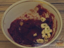 Куриный шашлычок в красном маринаде: Добавляем в маринад чеснок и растительное масло. Перемешиваем.