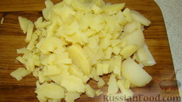 Салат Оливье: Как сделать салат Оливье с колбасой:    Картофель отварить в кожуре, остудить, очистить, нарезать мелким кубиком.