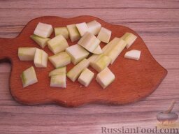 Пюре из картофеля и кабачков: Как приготовить пюре из картофеля и кабачков:    Кабачок очистить от кожуры и порезать кубиками.