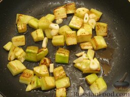 Пюре из картофеля и кабачков: Добавить чеснок, снова накрыть крышкой и жарить еще 5 минут.