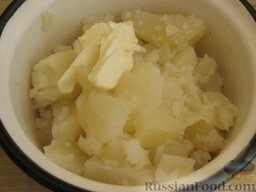 Пюре из картофеля и кабачков: Горячий картофель заправить маслом и молоком. Тщательно размять картофельной давилкой. Ни в коем случае нельзя использовать блендер!