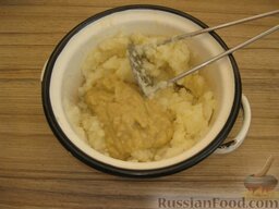 Пюре из картофеля и кабачков: Добавить кабачковое пюре и снова тщательно перемешать пюре из картофеля и кабачков.