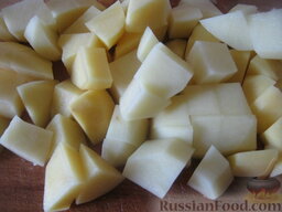 Суп с фрикадельками, овощами и пшеном: Картофель очистить, помыть и нарезать кубиками.